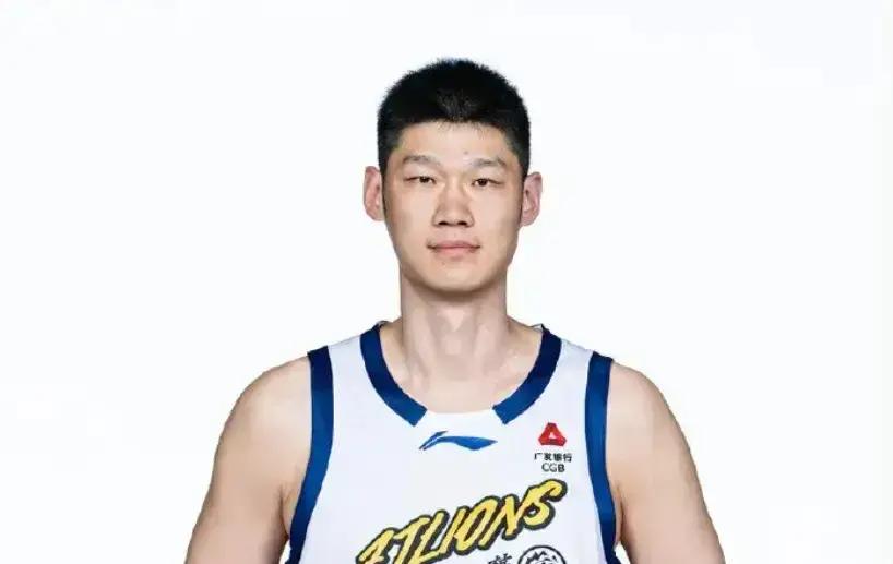 看了这几轮联赛的对抗强度，真要去打世界大赛，国家队那套老掉牙的选人思维必须彻底砸碎。
内线根本不用纠结，周琦搭杨瀚森就是最现实的答案。
周琦在篮下卡位护框依旧是国内独一档，缺点就是体能撑不满全场；正好杨瀚森能上提策应发牌，两人完全互补。再加上胡金秋这种跑位极其勤快、不吃球权还能硬吃前场篮板的四号