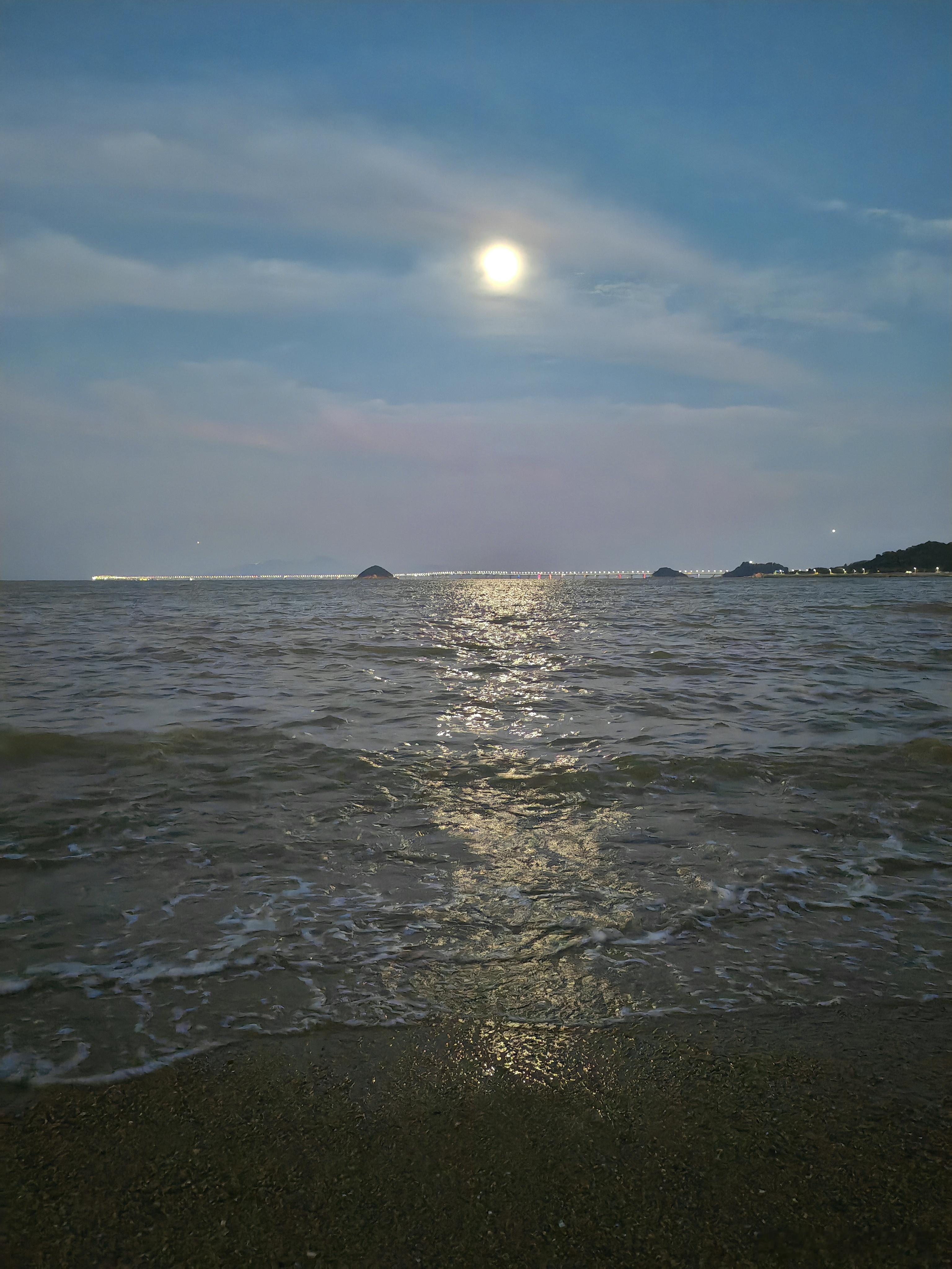 海上生明月，天涯共此时，各位中秋节快乐哈[打call]！ ​​​
