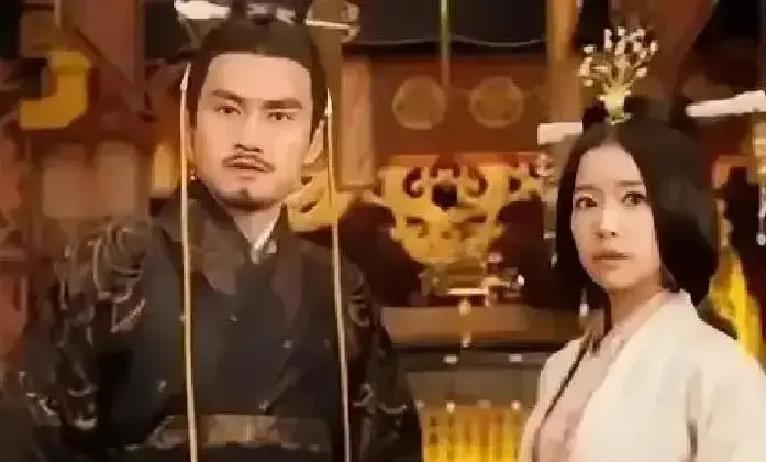 公元26年，光武帝刘秀正在批阅奏章，姐姐刘黄突然来访。姐弟俩聊着聊着，刘黄变得吞吞吐吐，脸上红一阵白一阵的。刘秀觉得奇怪，就问姐姐咋了。刘黄扭捏了半天，最后鼓足勇气说：陛下，我钟情于朝中一大臣许久了，你能否给我做媒？
 
刘秀手里的笔没停，在竹简上落下最后一笔，才抬头。他问：“谁？”
 
刘黄声气低