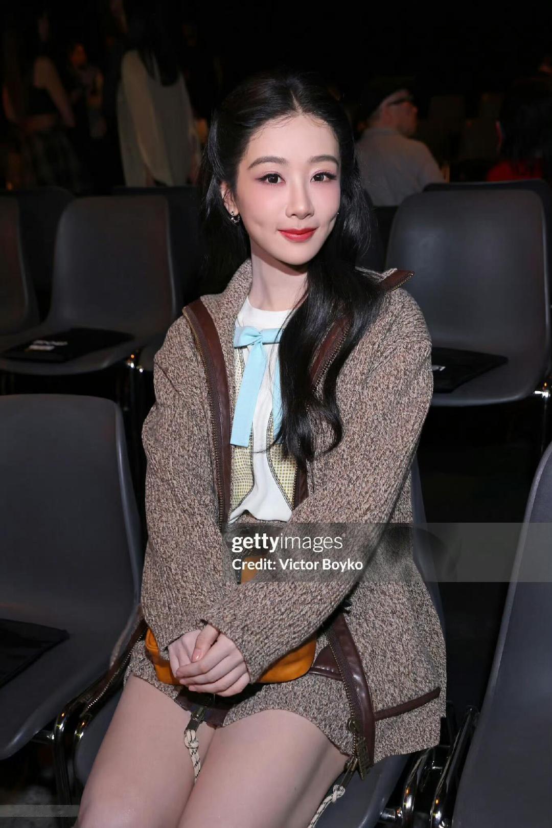 #杨紫G社生图##春夏时装周##时尚灵感解读#

这次米兰时装周释出的杨紫G社生图，一下子打破很多人固有的印象，没有厚重精修，真实状态格外抓人。
 
很多人看明星造型总习惯看精修大片，生图才最考验骨相、体态和整套穿搭的落地感。这一组照片里，妆容没有堆砌浓艳色彩，低饱和淡妆柔和衬出面部轮廓，松弛不紧绷。
 
整套造型偏向简约大气的风格，剪裁利落，不依靠夸张配饰抢风头，用面料质感撑起氛围感。没有繁复的印花，靠版型线条凸显气质，刚好契合本次春夏时装周轻盈自然的设计思路。
 
这次的时尚灵感，不在于华丽堆砌，而是找到适配自身气质的穿搭逻辑。不强行追逐先锋怪异的潮流，选择能放大自身优势的设计。
 
在镜头前从容舒展，自带温和又有力量的气场。生图能扛住外媒镜头，足以证明造型、妆造和本人状态高度契合，也给普通人带来穿搭参考，简约也可以很出彩。#杨紫[超话]#