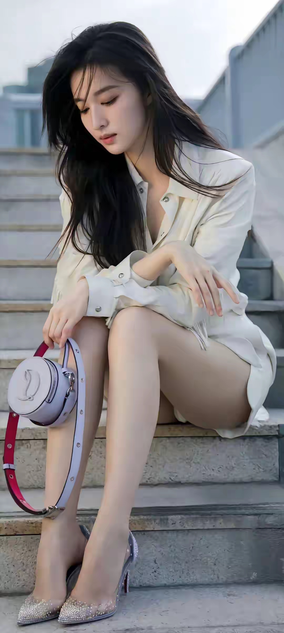 被全网骂演技差？如今王楚然穿吊带裙翻红，状态松弛得可怕
 
曾经深陷舆论漩涡，被网友吐槽演技生硬、表情僵硬，贴上“花瓶”标签的王楚然，凭借一组吊带裙活动生图再度刷屏全网。褪去当初紧绷拘谨的模样，整个人松弛感扑面而来，气质状态完成肉眼可见的蜕变，让不少网友直呼，几乎快要认不出她。
 
回想之前剧集播出