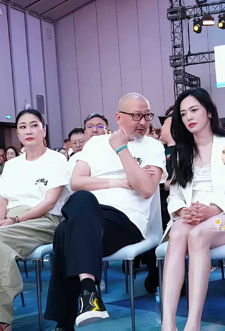 管虎又在胡撩，老婆梁静都看不下去了。

表情管理都不做了，直接一个白眼，心里可能在想:在哪都不老实，就爱跟美女聊天。

娱乐圈真是我们平常人想象不到的混乱。