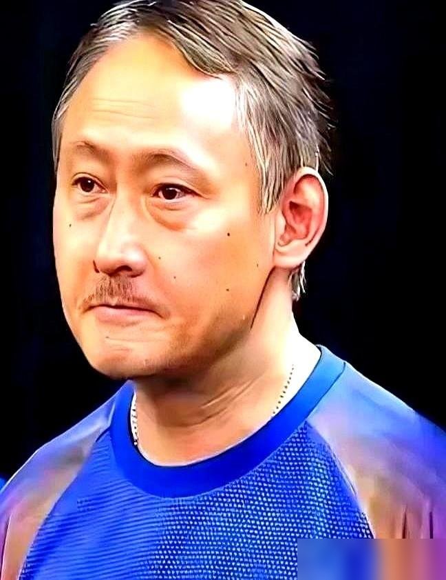 日本乒协把张本智和的爹妈请出山了，专门去调教女队，还点名要他们那套“精算型”训练。
听着玄乎，拆开看就三招。儿子张本智和练的是近台0.4秒快攻，女儿张本美和练中台相持，路子完全岔开，一人一套数据模型，谁也别模仿谁。更狠的是，两口子立了条死规矩：13岁前，学校文化课一门不许落下，名校照考。
外人不
