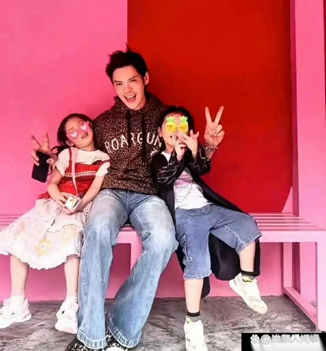 向佐发了张一家四口的合照，老婆孩子都出镜啦。俩孩子个子长得贼快！ ​