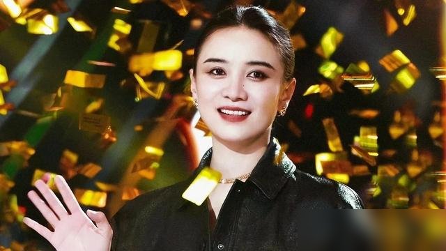 宋佳这回，把内娱那点遮羞布撕了个干净。
一部《山花烂漫时》，白玉兰、金鹰、飞天，全让她一个人端走了。首位凭同一部剧“一串三”的女演员，这纪录摆出来，同行脸不疼吗？
她演张桂梅，不是去演“苦”，是去演“人”。学柳琴出身的半路演员，把自己扔进大山里，磨到骨子里再出来。
拿奖后热搜炸了，有人说她吃英