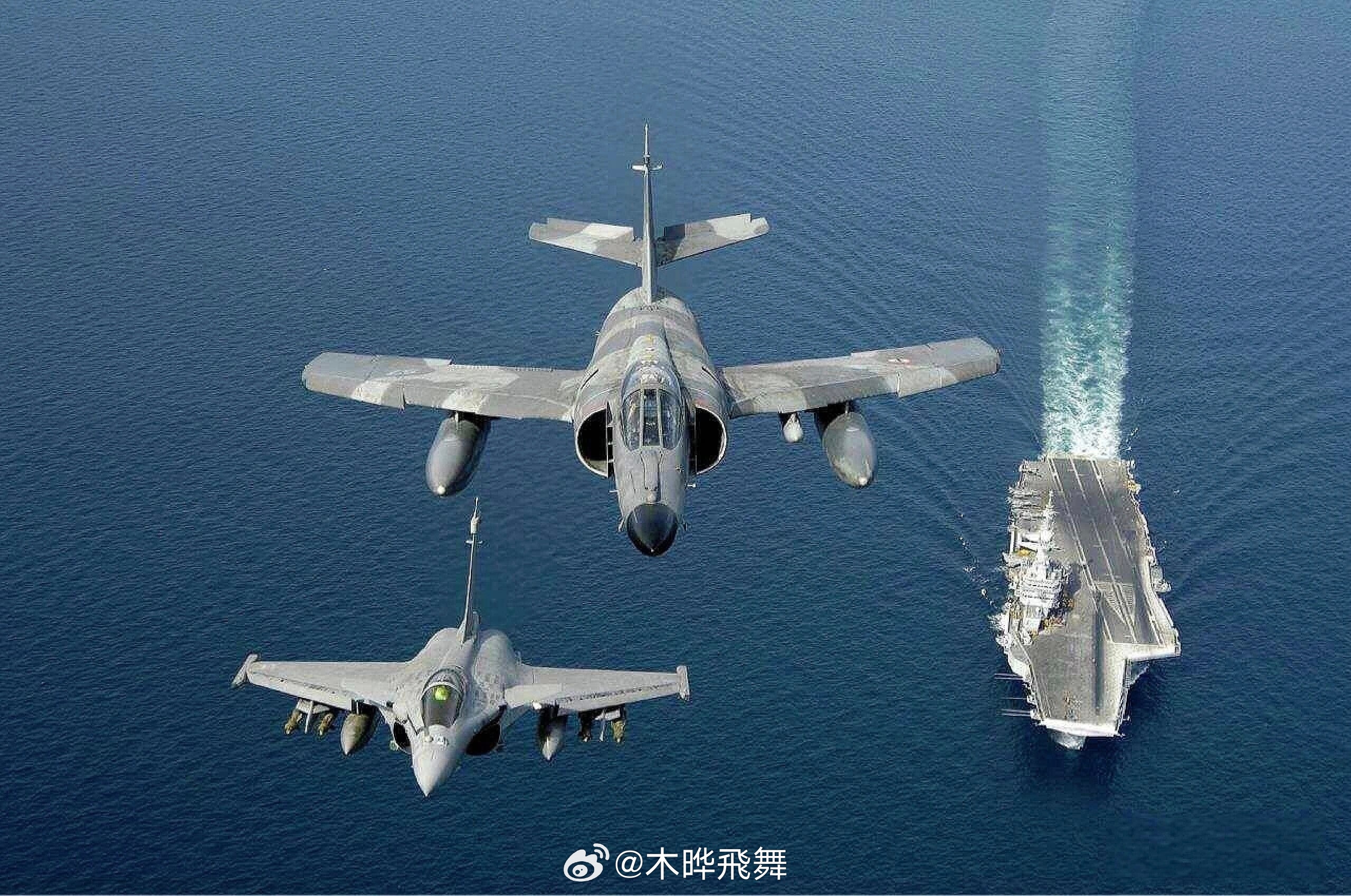 #阵风与歼16同框#欧洲顶流碰上东方侧卫巅 峰，平时只敢在lun坛里P图拉数据，现在官方直接把饭喂到嘴边。歼16双座重型，往那一摆就是压 迫感，挂载和雷达都不是吃素。阵风是精致灵活，但碰上这体量真有点……#木晔叙事[超话]# ​