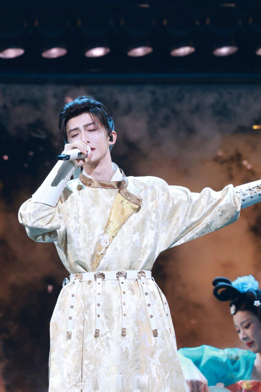 #刘宇[超话]##刘宇廿六驭梦山河# ly#刘宇0824生日快乐# 你在舞台发光，我在人海中点灯，生日快乐！ ​