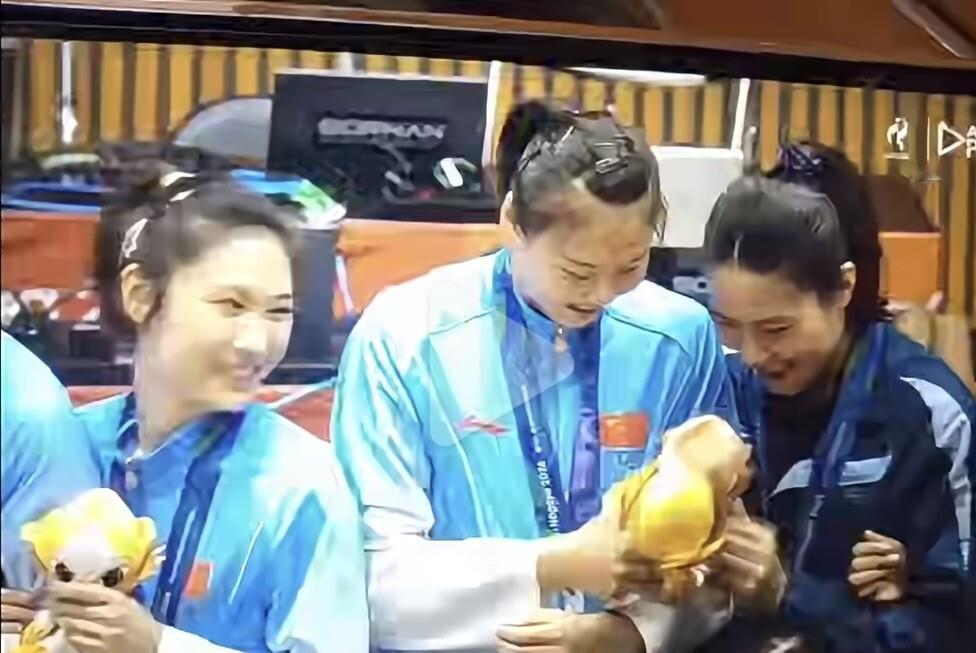 中泰女排一家亲，日本女排在颁奖台上全程脸色难看，还得是人家泰国女排，真诚的祝贺中国女排夺冠，与中国姑娘嬉闹互动，差距一目了然 ​