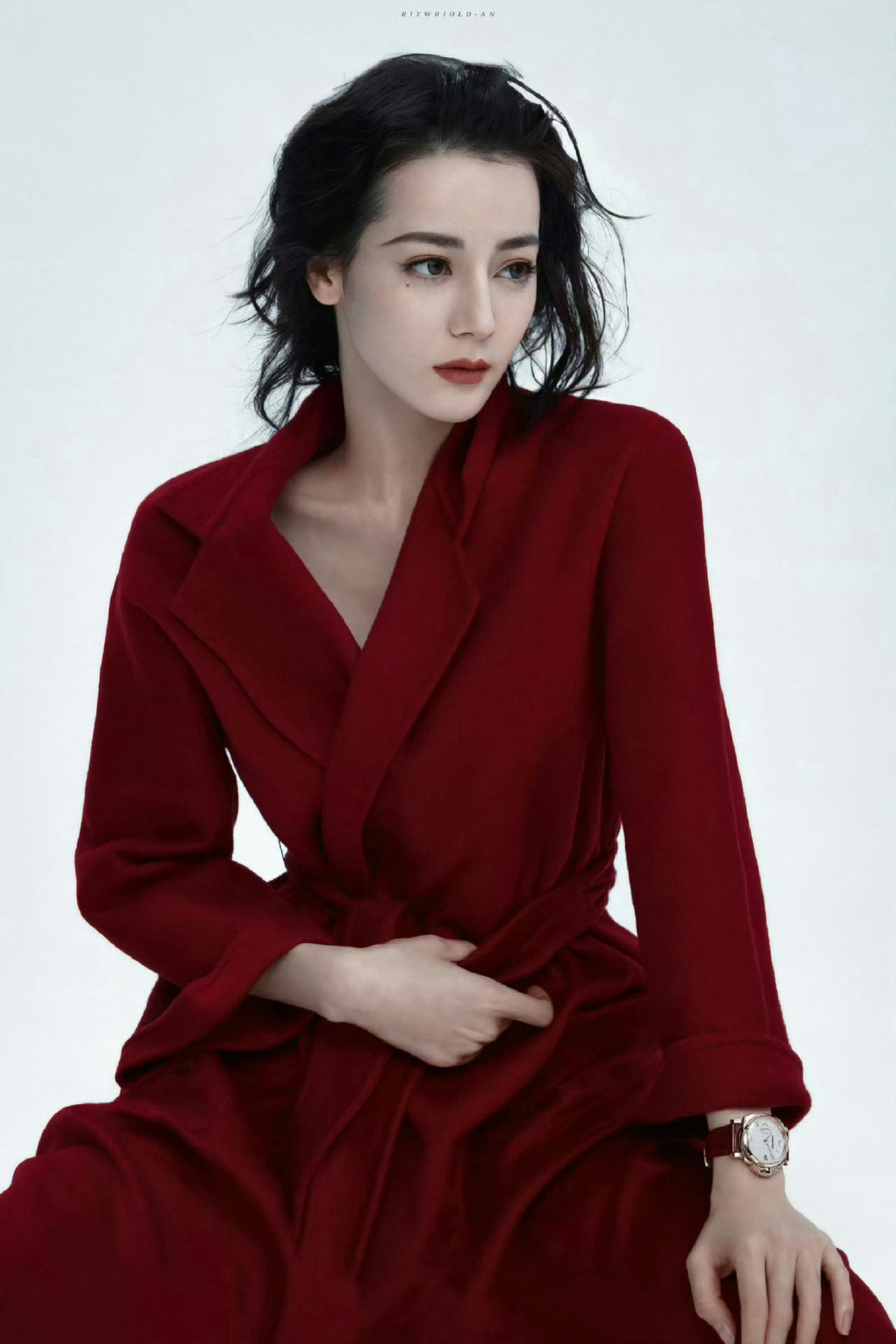 #迪丽热巴杨紫 红色大衣#不是他们任何一个人的粉，我只想说热巴的美是动人心魄的[心]
既可以甜美少女，又可以霸气女王，无缝拼接[许愿星] ​