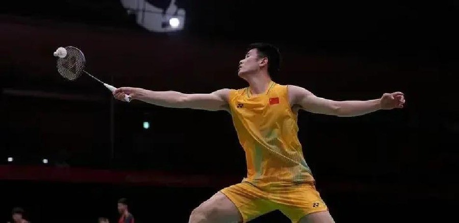 石宇奇世界第一却亚运16强出局，李诗沣脚踝伤没好利索，国羽男单首次没人进八强，2027年还要改15分制，这批人来得及适应吗
名古屋亚运会羽毛球男单赛场，卫冕冠军李诗沣倒在32强，石宇奇止步16强。这是自1974年中国代表团参加亚运会以来，国羽男单首次无人跻身八强。世界排名第一的石宇奇，四天前刚在团体