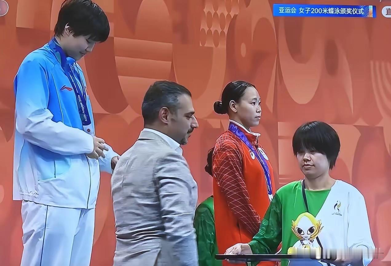 大爷大妈也可以当礼仪小姐，日本人在给亚洲人重新定义礼仪小姐。
日本少女应该有别的高薪的工作可以去干！
我又往前翻看了一下，发现东京奥运会，给获奖运动员颁奖🏆的时候，竟然没有礼仪小姐端盘子盛奖牌🏅和鲜花🌸，而是直接由颁奖🏆嘉宾来端盘子上来，运动员自己拿下来戴上。
[作揖][作揖][作揖]佩服，估计是因