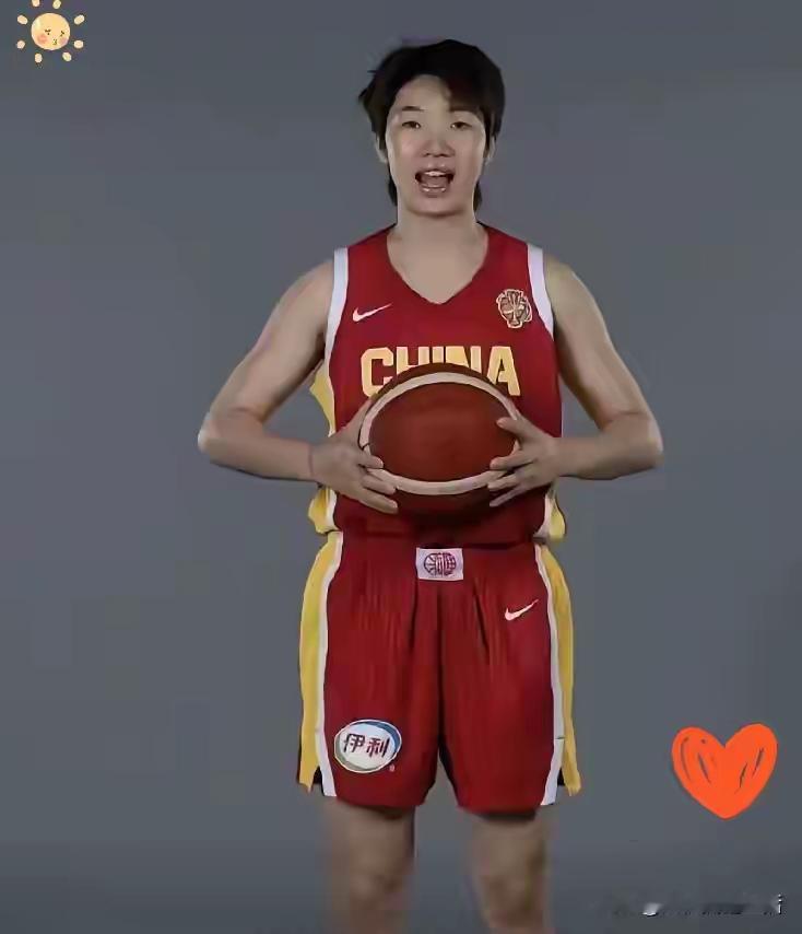 李月汝无缘世界杯本就令人惋惜，女篮新队长人选又引发巨大争议。陈玉婕入队仅一年，联赛季后赛数据下滑，俱乐部也未曾担任队长，取代杨舒予接过袖标。世界杯并非练兵赛场，队长需要资历与凝聚力。球迷质疑，把重担压在新人身上，究竟是大胆培养，还是冒险之举，也让外界对女篮此番决策充满疑问。