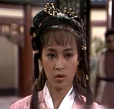 翻出86版《倚天》，张无忌张翠山父子黑得像刚从赤道拍完荒野求生。

全剧人均黑三度，邓萃雯成了美黑版白月光，黑得发光的黎美娴，当年硬是迷得梁朝伟戏里戏外都在跟她谈恋爱。

38年过去，两人的现状彻底走向两极。

梁朝伟成了影帝，至今还在片场熬大夜；黎美娴嫁了富商，丁克17年，素颜逛街被拍下全是松弛。