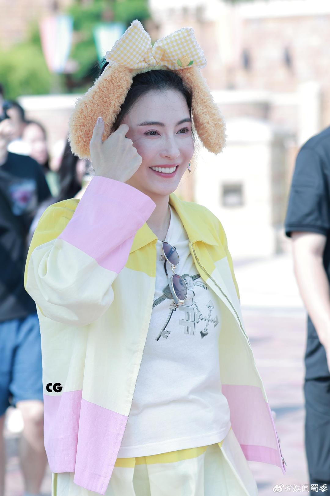 #张柏芝包机票带粉丝去迪士尼# 不得不说张柏芝对待粉丝真的很有诚意，直接承担机票带粉丝打卡香港迪士尼。很多偶像嘴上说宠爱粉丝，像她这样付诸行动的，确实并不多见[点赞] ​