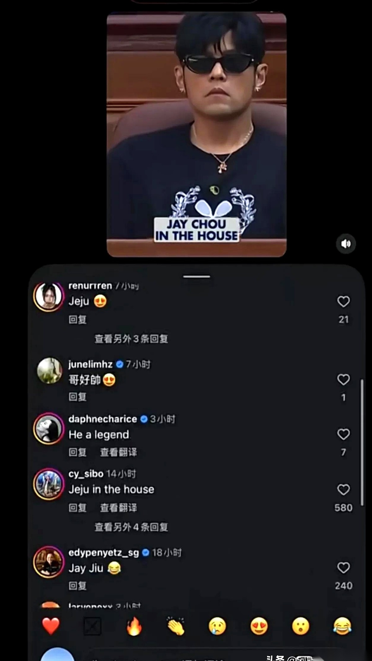 周杰伦在上海劳力士大师赛现场被介绍为“我国著名歌手”。
他扭头就把现场视频发上了外网，文案就只留了这五个字。
当年奥运没跟着去凑群星大合唱而写下的“我态度坚决，面朝北”，至今还在那摆着。
说实话，有些人总觉得表明立场是件需要挑日子、挑场合的事，非得憋出一篇长篇大论，生怕别人看不见自己的姿态。但真把这