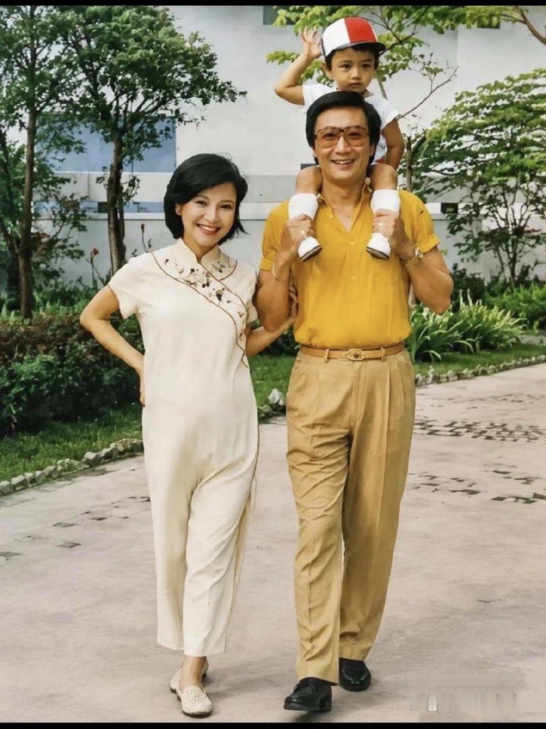 1982年，46岁谢贤背着2岁谢霆锋。
一张跨越时光的老照片，道尽光阴流转，岁月不饶人。 ​