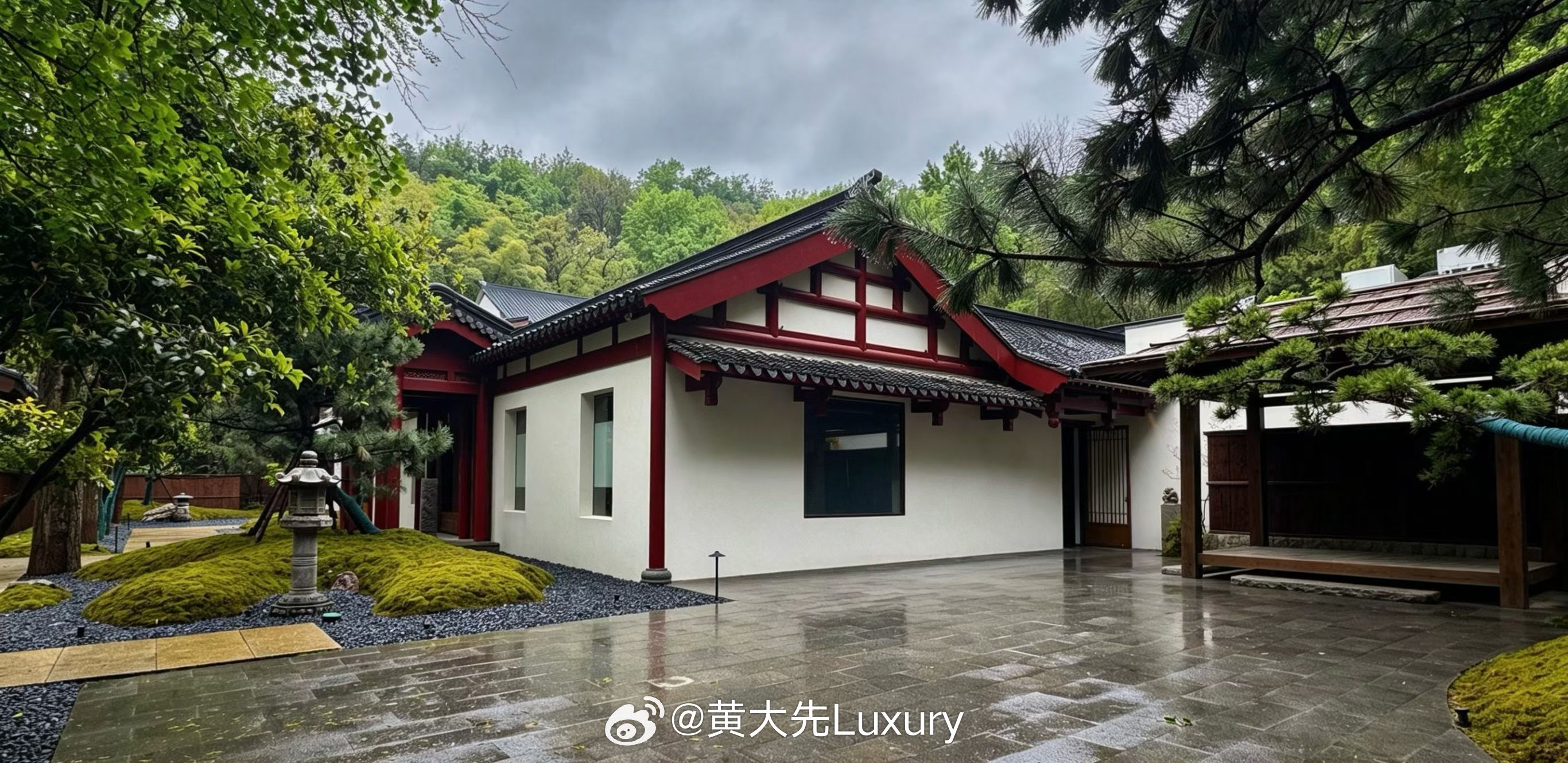 终于找到了！藏在清凉山深处的这家新中式餐厅，简直就是现实版的《随园食单》。推开门的瞬间，满眼山林青翠，耳边只有风声和鸟鸣。这里的每一道菜，都像是从袁枚笔下走出来的。金陵匠心细作，摆盘如画，入口是诗。在山林里吃饭，吃的不只是味道，更是那份久违的松弛和风雅。太治愈了。我的美食日记美食分享不可辜负的美食