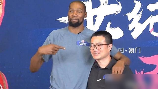 见了杜兰特本人，徐静雨直接改口了。
之前网上传的那套，什么敏感、记仇、小心眼，全对不上。面对面坐下来，人家说话慢条斯理，温和得不像个两米一十的顶级杀手。
聊到2016年去勇士，杜兰特也没绕弯子。原话是：勇士先找的我，他们刚输完总决赛，太遗憾了，想补强。我当时正好也想换个活法，想打点不一样的篮球，