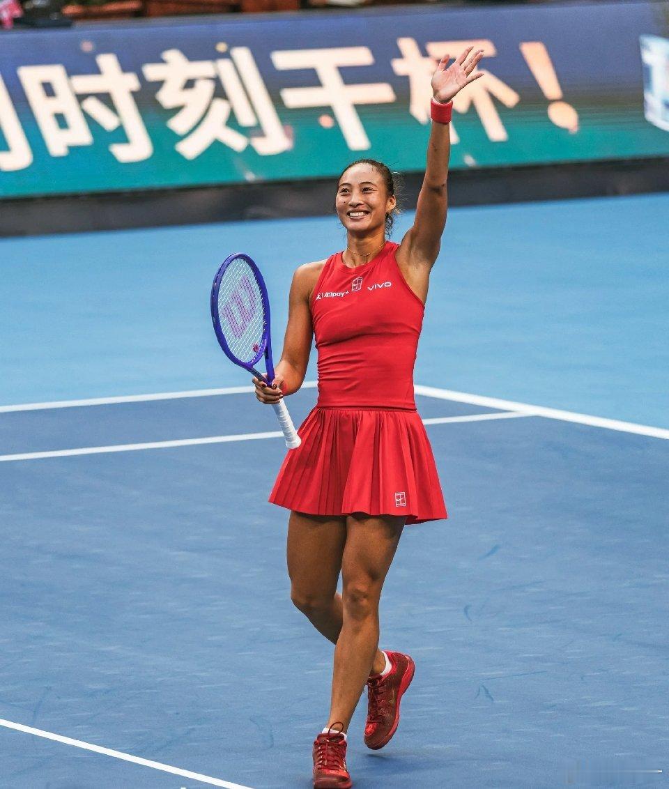 #郑钦文收获明年澳网的种子席位#
郑钦文中网夺冠后，即时排名升至世界第23位，已提前锁定2027年澳网种子席位。
这意味着明年澳网她无需打资格赛，还能避开首轮硬碰顶尖种子，签表环境明显更友好。
从伤病低谷、排名一度跌到第160位，到两站狂飙137名重返TOP25，这波反弹含金量拉满。
接下来武网主场作 ​