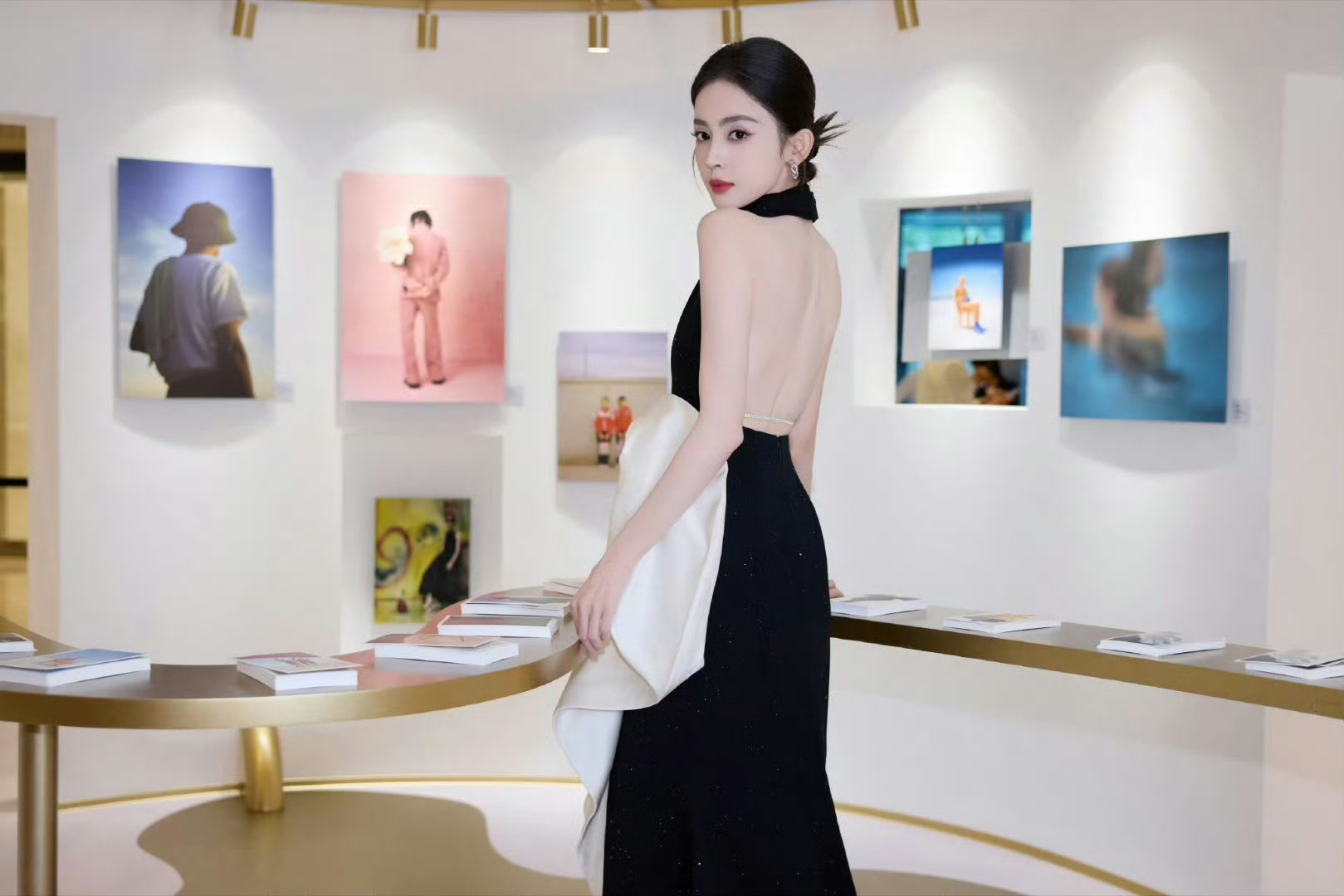 古力娜扎中路大开 美背全露，性感无限