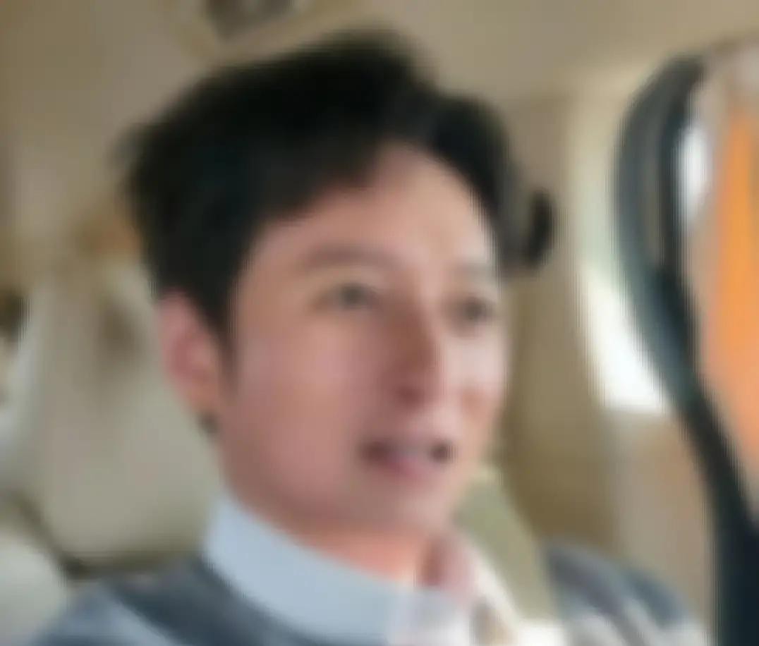 身家上亿却连个饭局都不参加，49岁的李维嘉算是把名利场彻底看透了

搁别人身上，手里握着北京两套房和长沙200平的大平层，名下还挂着4家公司，出门跑车轰鸣，那日子不得过得飞起。他倒好，成天窝在长沙的家里哪儿也不去，活脱脱把自己逼成了个边缘人

这一切的根源，全因为家里那位70岁患上阿尔茨海默症的老爷