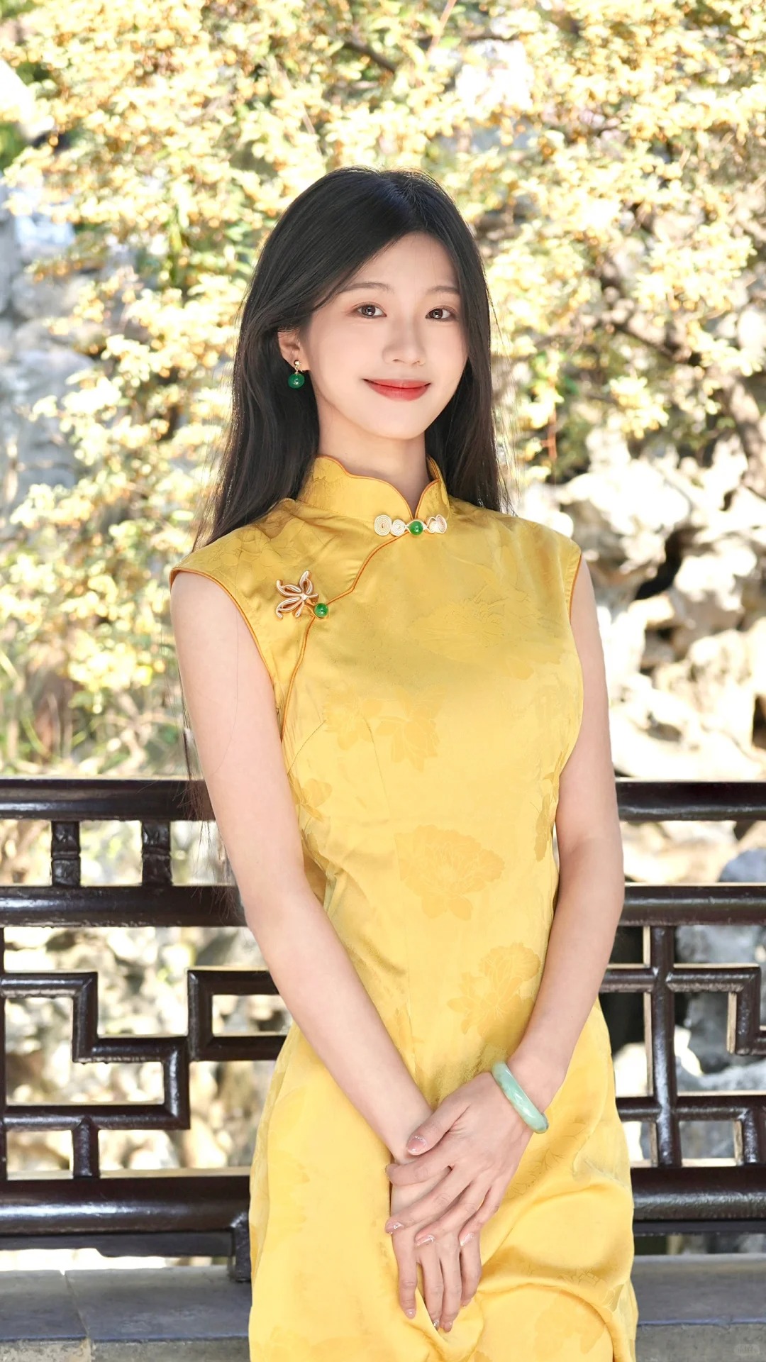 黄色旗袍太明艳啦！，大长腿
