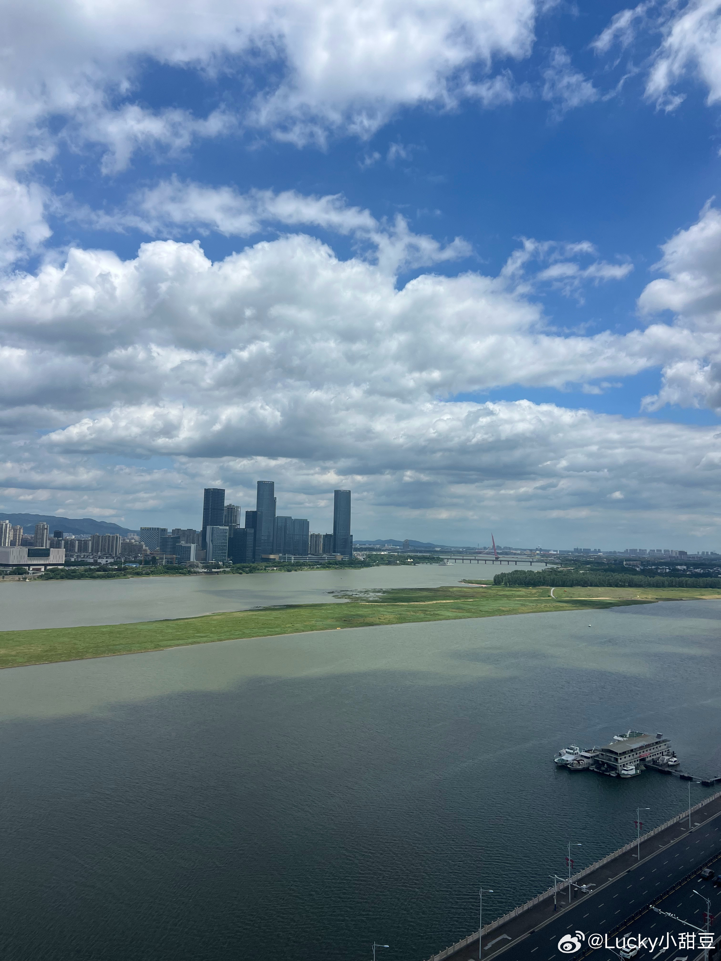 太闲了就会胡思乱想。  最近马不停蹄的工作，嘎嘎见新老客户，现在俺满眼...