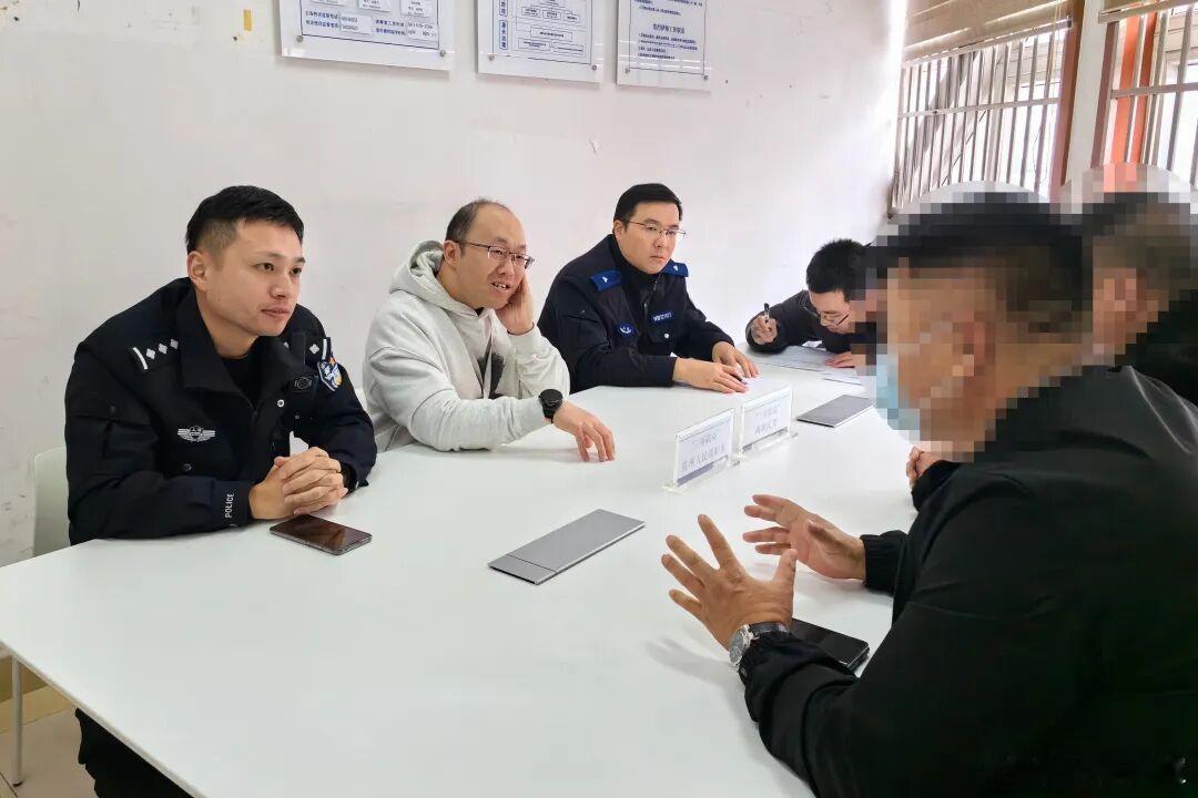 #嘉定城事#【嘉定镇街道：古城文脉悠长守护烟火如常】嘉定镇街道素有“教化嘉定”的美誉，州桥老街、法华塔、嘉定孔庙等古迹众多，是拥有八百年人文底蕴的江南古城。街道内历史街区、居民小区与商业商圈交织，节庆期间文旅活动密集、客流汇聚，对治理提出了更高要求。嘉城派出所统筹治安防控、矛盾调解 ​