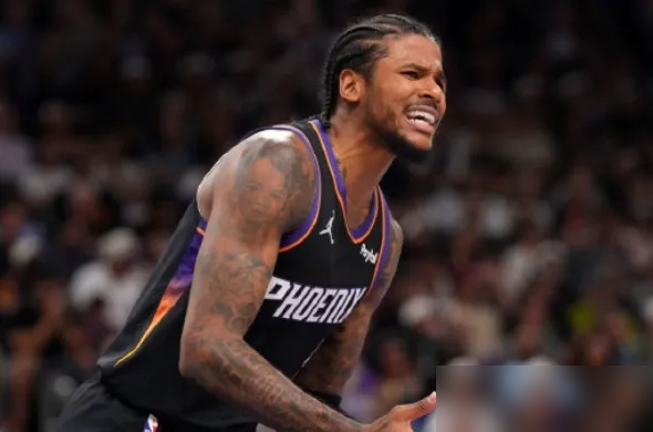 休斯顿球迷现在悔得直拍大腿。杰伦格林拖着伤腿在三分线外强行撤步拔起打成...