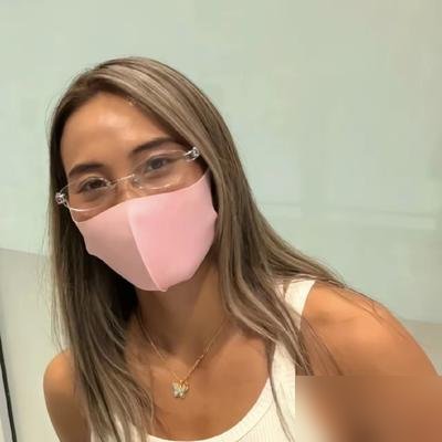 萨巴伦卡又输了，武网直接爆冷出局，这姐们最近状态跟坐过山车似的。
郑钦文呢？人压根没在武汉。中网夺冠后直接宣布退赛，右肩劳损，前四轮场场三盘，累计干了10个多小时。
紧接着大阪站也退了。有球迷在机场堵到她，飞巴塞罗那了，回老训练基地搞康复去。
一边是死磕到底结果一轮游，一边是拿了冠军立马收手去