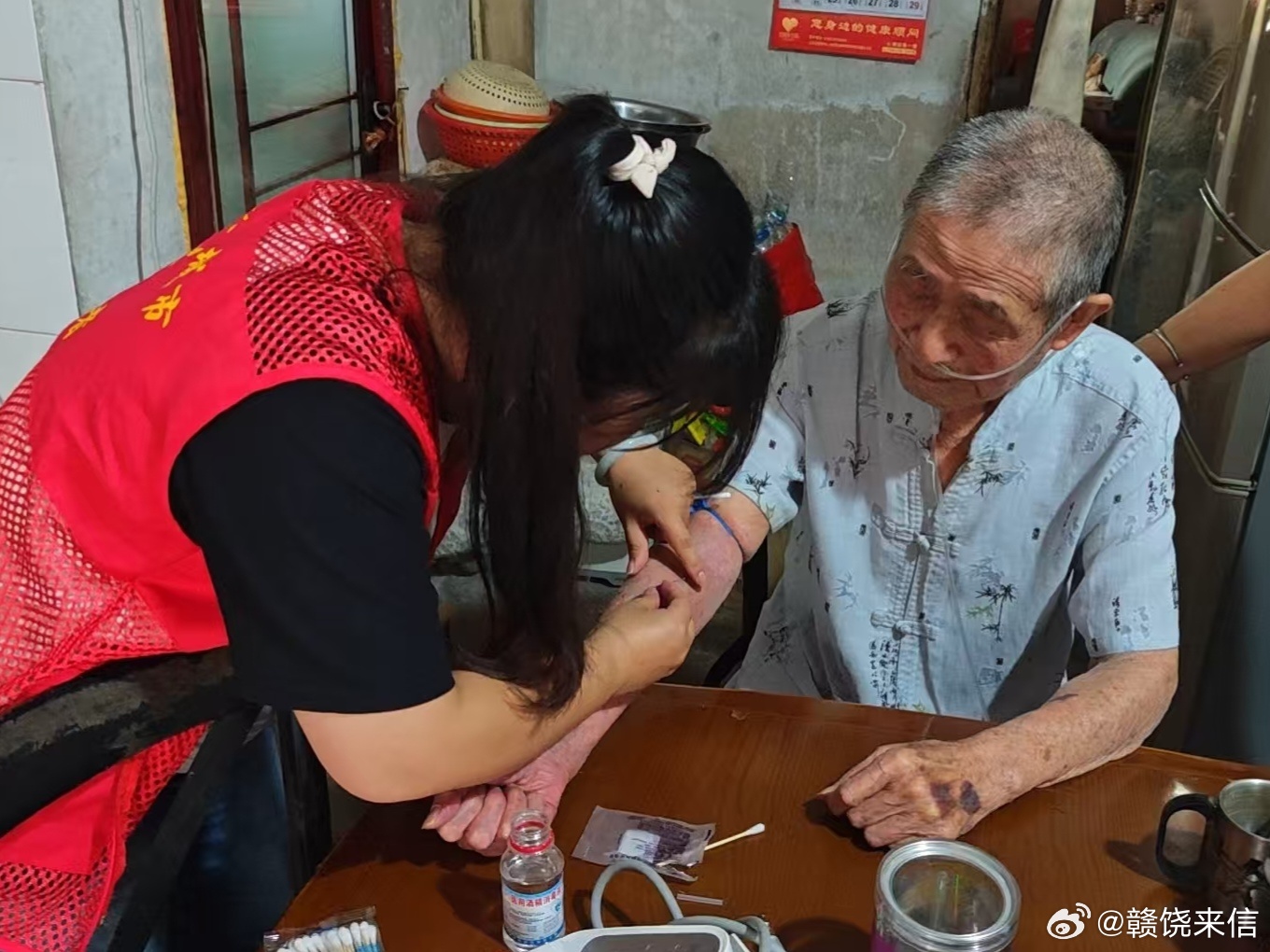 #我为上饶上大分# 【新时代文明实践】体检防骗两不误 五三（1）社区为老人送上“健康+安全”双重礼近日，五三（1）社区联合东市街道卫生服务站，依托65岁以上老年人免费健康体检便民活动，创新开展 “身体健康+财产安全”双体检服务，把健康和平安一同送到老年居民“家门口”。
   送检上门，让老人少 ​
