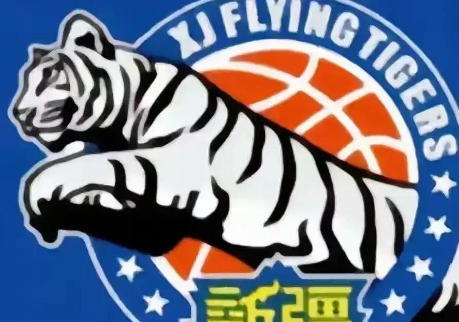 新疆男篮客场输给辽宁吞下两连败不可怕，真正让人脑溢血的是场边主帅那套匪夷所思的换人逻辑。
卡梅伦杨在场上手感热得发烫，眼看追分势头正猛，姜正秀反手就把人按在板凳上。
换上来的劳森呢？
防守防不住，外线三分哐哐打铁，已经连续梦游好几场，真不知道场边到底在执着什么。
人员不整确实是现实困难，输球
