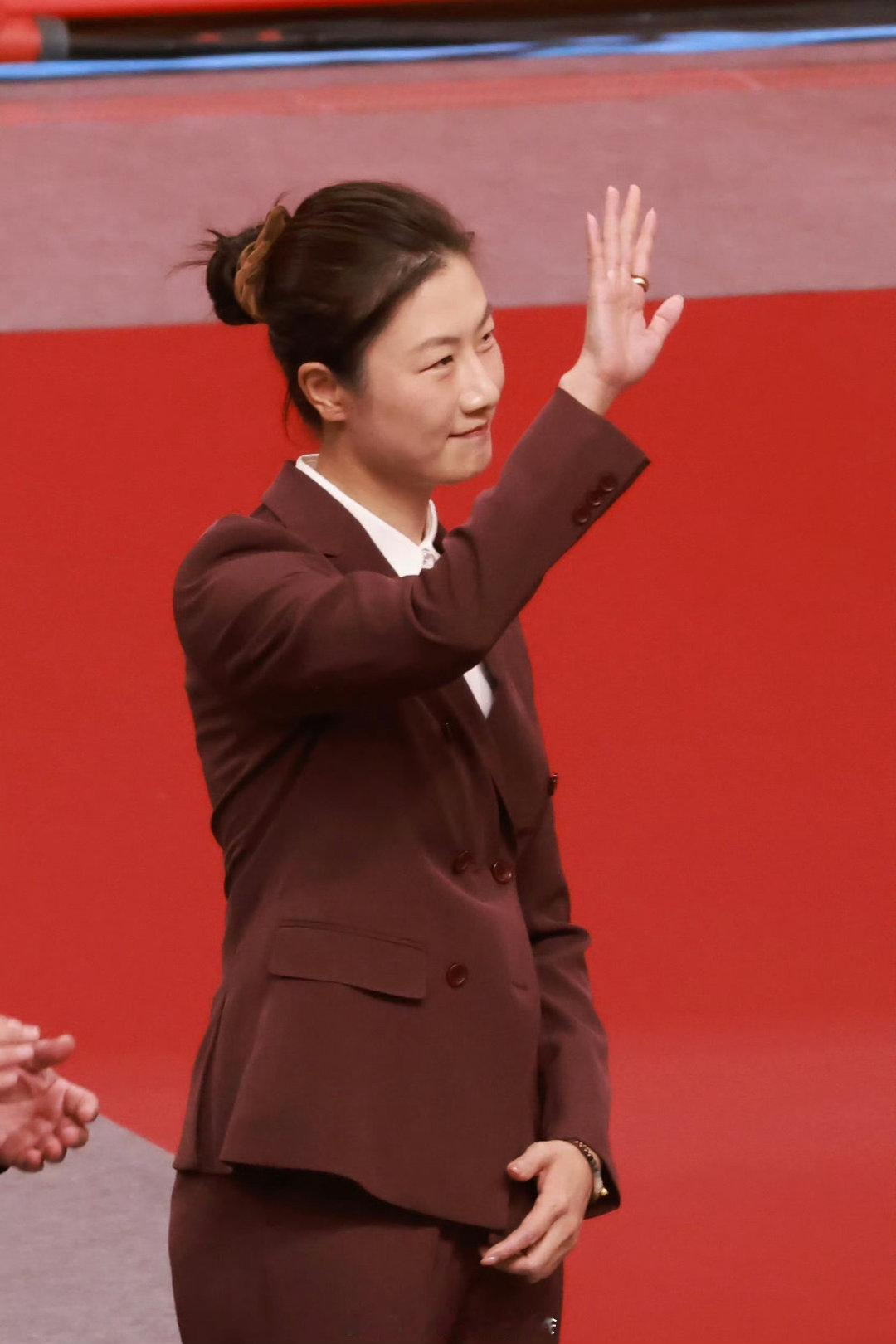 #孙颖莎丁宁 颁奖互动# 从选手到颁奖嘉宾 依旧想念曾经赛场上的你[抱一抱] ​