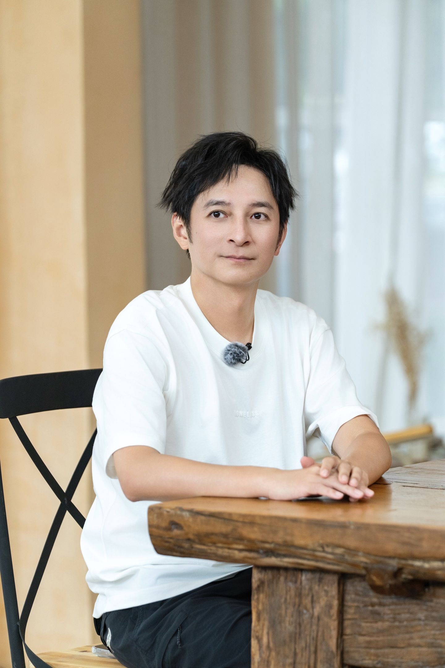 49岁的李维嘉至今未婚，曾饱受“隐婚生子”的流言困扰，直到他坦然宣告自己无妻无子，才让人看清他半生的身不由己。

年轻时，他曾有过一段长达七年的感情，却因长辈的强势催生与女方事业观的冲突而遗憾收场。此后，他把精力全扑在工作上，却在中年遭遇事业低谷与至亲离世的打击。如今，他不仅要面对严重的洁癖习惯，还