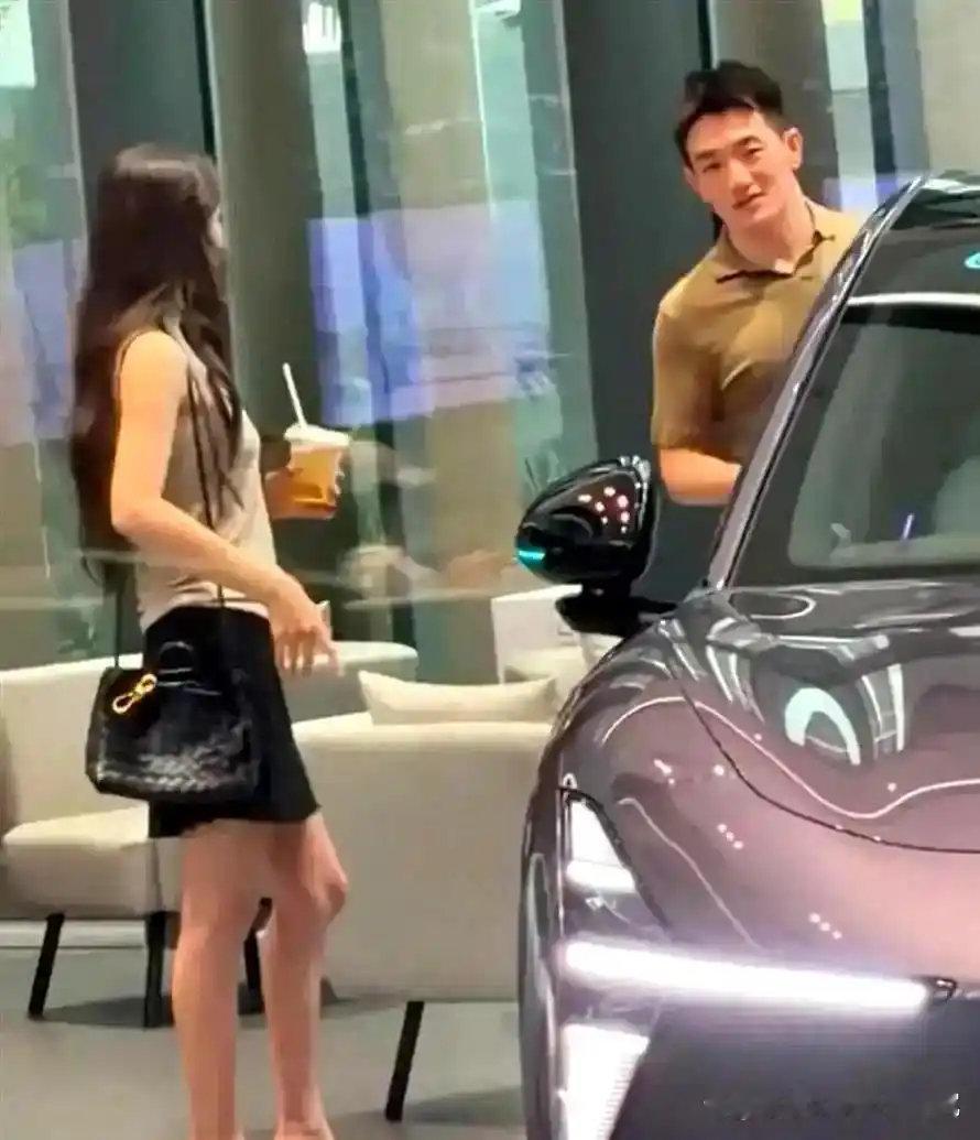 张馨予和老公何捷在广州看车被偶遇，背着四万高档包包，何捷看向妻子眼神十分宠爱 ​