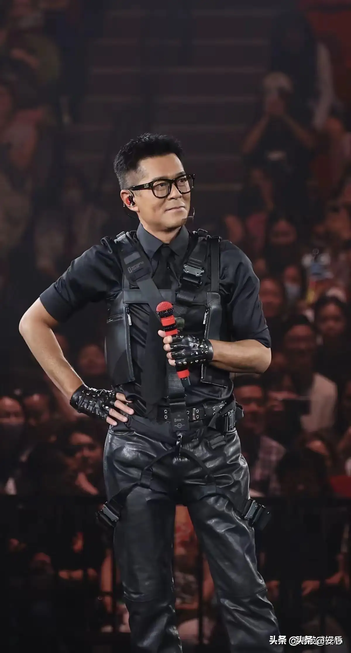 刘德华空降古天乐红馆演唱会：港圈真顶流的体面，狠狠吊打内娱剧本友谊
 刘德华空降古天乐红馆演唱会：港圈真顶流的体面，狠狠吊打内娱剧本友谊刘德华为何会哭 刘德华人设崩塌 刘德华全球巡演 刘德华出场费 港澳场演唱会 
 
整个内娱早已形成一套固化的热度流水线。明星同框靠策划，人脉互动
