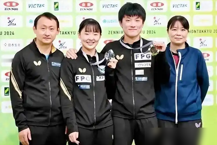 说出来你或许不信，
张本宇为啥很少给张本智和做场外，
却几乎场场陪伴女儿，背后原因心酸又真实，张本一家祖籍是四川，张本宇夫妻都曾是乒乓球球员，后来到日本发展，最后定居日本，女儿张本智和、张本美和确实算的上乒乓球天才，张本宇将两人都培养的非常优秀，可以说兄妹俩撑起了如今的日乒。
可就算兄妹俩再怎