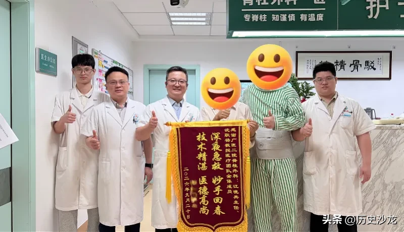 一觉醒来30岁男子双下肢瘫痪、大小便失禁，只因前一晚200多斤的他为了缓解酸痛，腰下垫枕睡觉！
 
生活里绝大多数人腰酸背痛后，都会下意识养成一个习惯，睡觉时在腰底下垫枕头、垫衣服卷，觉得这样能托住腰部、放松肌肉，睡起来更舒服。大家都默认这是养生护腰的好习惯，没人会想到，就是这个不起眼的小动作，能直