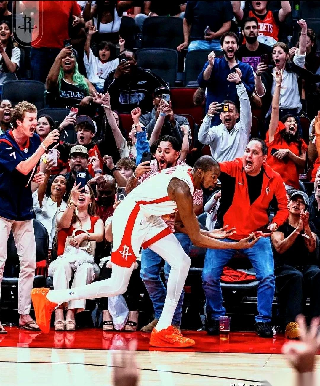 火箭队本来有一张清晰无比的蓝图：囤积年轻人，攒够选秀权，然后，等。 等...