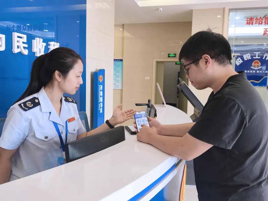 【优化便民服务举措 提升办税办事质效】近年来，各地税务部门围绕“高效办成一件事”持续深入优化税务服务举措，整合线上服务渠道优化办税缴费体验、联合相关部门试点不动产登记便民点提速登记业务办理、推行首次退税全流程辅导提升退税办理质效，进一步便利办税缴费，更好服务经济发展。（点击链接查 ​