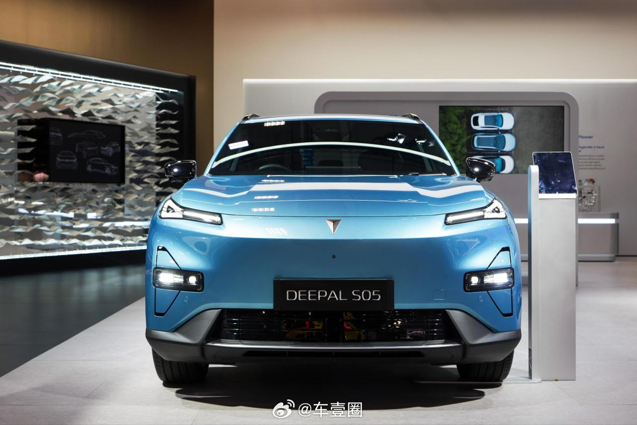【2026巴黎车展丨S05、S07亮相！深蓝汽车全球化再提速】日前，深蓝汽车携DEEPAL S07 与DEEPAL S05亮相2026巴黎车展，全球出海再提速，也标志着中国新能源品牌从“单一产品贸易出海”向“全面体系扎根”进阶。
据悉，本次亮相的两款车型由意大利都灵设计中心主导造型、工程调校在英国伯明翰完成。同时， ​