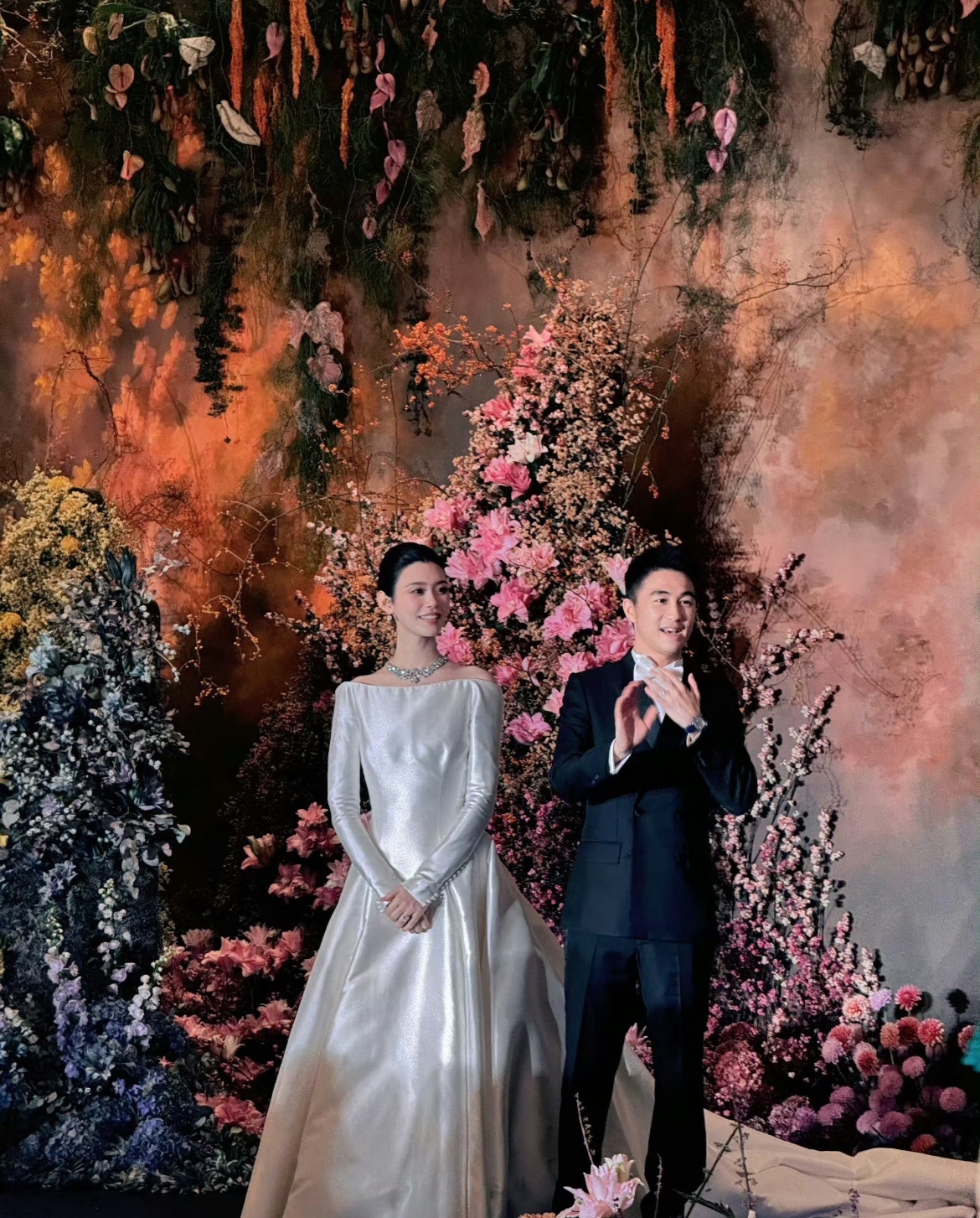 四太当众致谢奚梦瑶，
豪门婆媳难得一见双向温柔，
这场答谢宴也太真实了。

何猷君与奚梦瑶在澳门举办婚礼答谢宴，现场处处藏着暖意。
何猷君大方自嘲身高差，坦言明知自己矮奚梦瑶半个头，依旧勇敢奔赴爱意，把多年外界议论化作浪漫告白。
何猷君妈妈四太特意上台，真心实意致谢奚梦瑶。
她直言十分感恩，儿子能遇