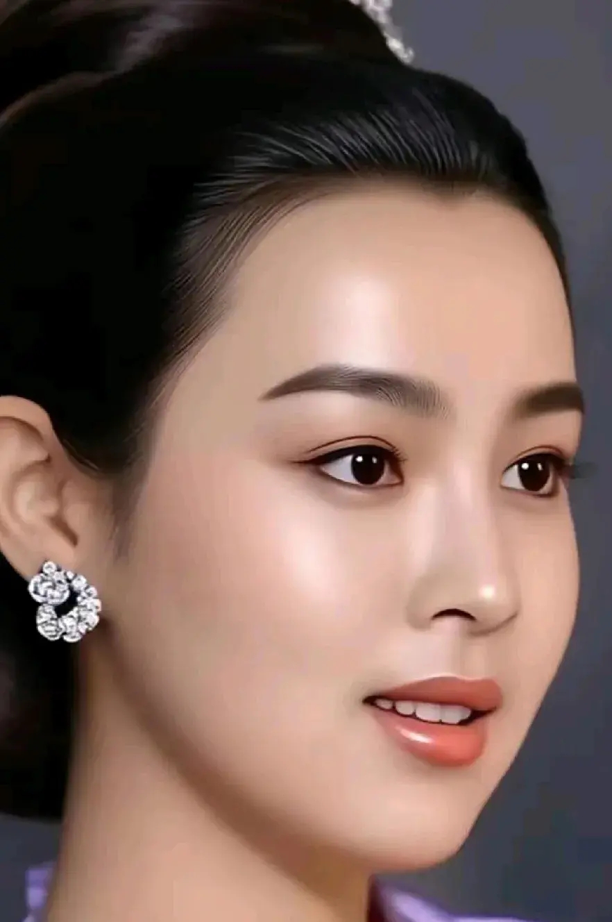 这小姐姐长得好漂亮啊，风华绝代，韵味十足