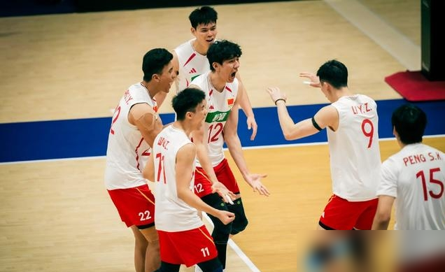 中国男排差点输了，3：2险胜中国台北，这比分简直让人后背发凉。
看看数据，进攻得分居然是64比69，我们还落后5分，这哪像亚洲冠军的火力？全靠拦网，17比5，硬生生把队伍从悬崖边上拽了回来。
主攻张景胤，状态有点迷，25次扣球，7次失误被拦，全场就拿了13分。反倒是接应温子华和副攻彭世坤，成了大