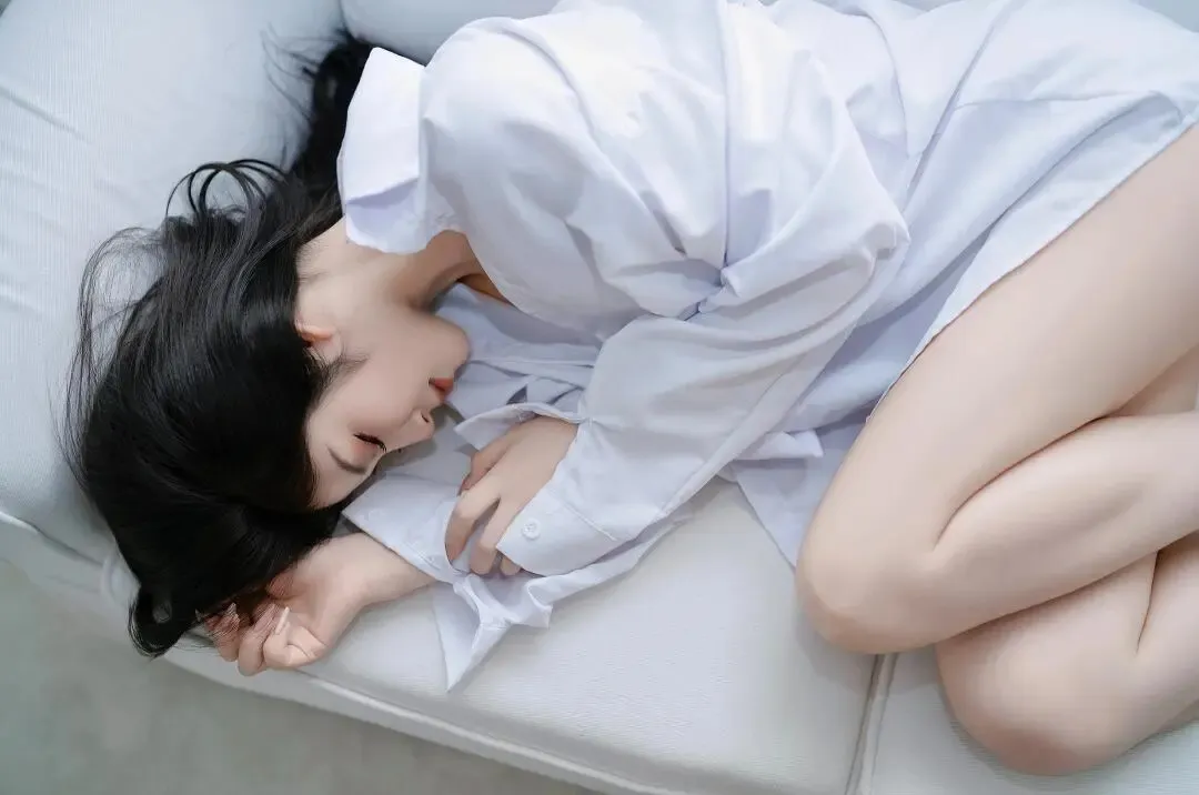 美女写真 慵懒的午后，温柔地蜷缩在沙发上，享受宁静的时光。💤🌟、＃😜