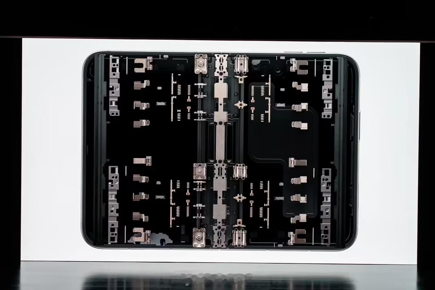 【#iPhoneDuo铰链详解#：#iPhoneDuo铰链用上AI和3D打印#】今天凌晨的“亮新篇，来耀眼”特别活动上，苹果正式发布了期待已久的首款折叠屏手机 iPhone Duo。新机带来了不少令人意外的技术，其中关键铰链的设计和制造甚至借助了 AI 与 3D 打印技术。

折叠结构本身意味着手机承受的磨损程度是传统设备的 ​
