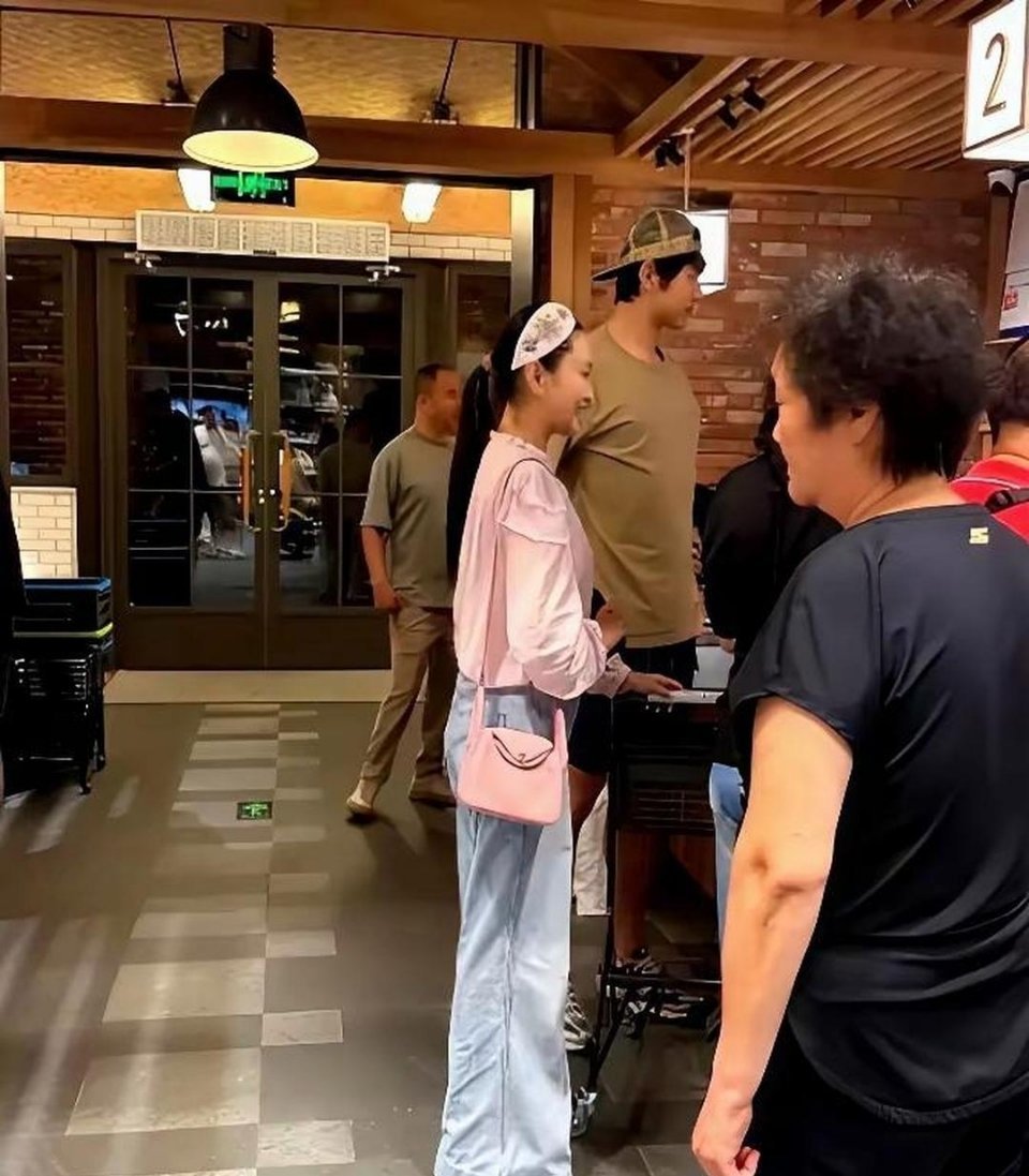 43岁的金莎，带着婆婆去海边，结果照片一出来，全乱了。 ​