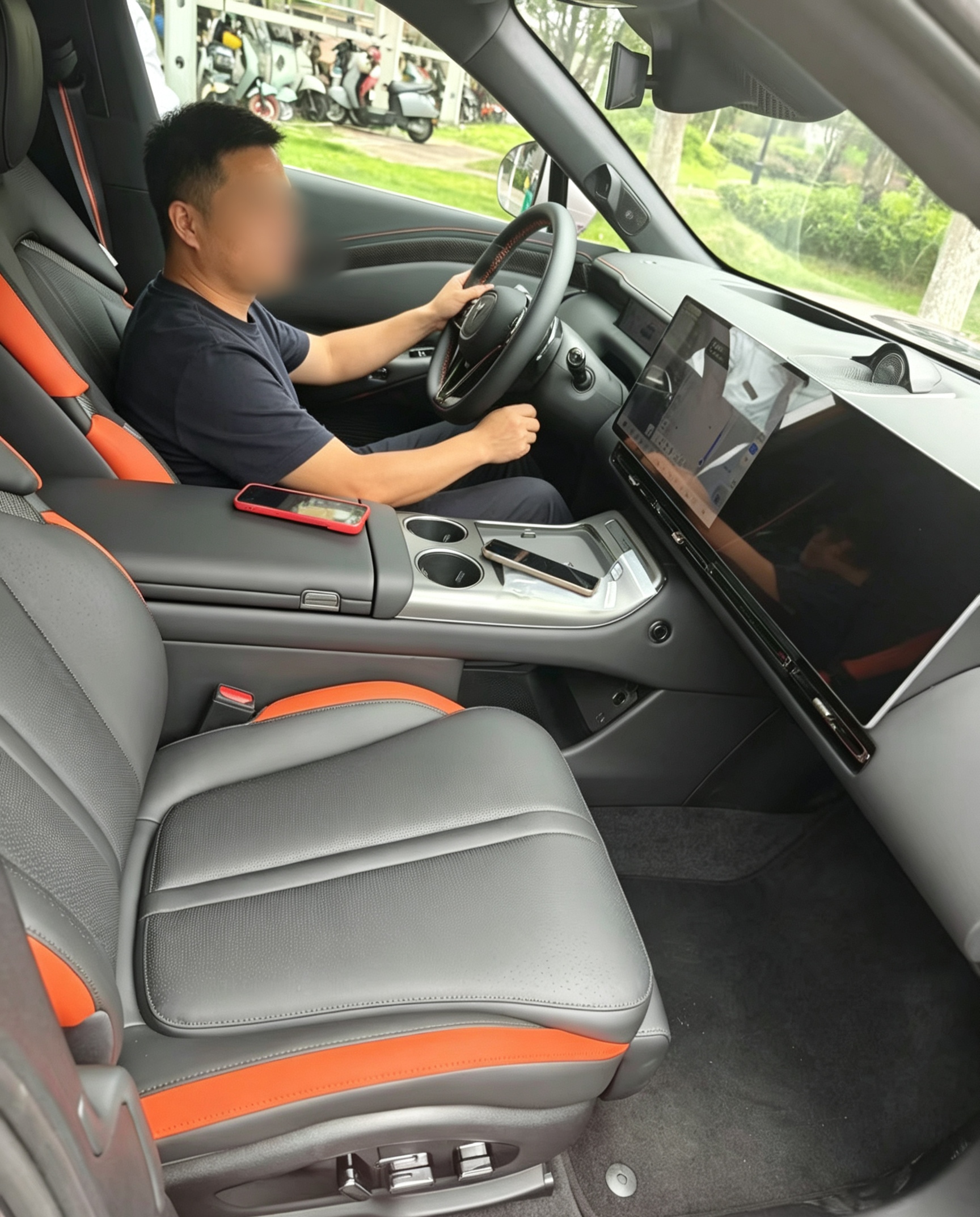 今天在岚图4S店看了追光S实车，低趴溜背造型很吸睛，无边框车门颜值在线。上手试驾后，感觉底盘滤震舒服，过坑颠簸比较柔和，四驱版本动力爆发力强。全系四激光雷达搭配华为ADS5.0智驾，会省心很多。双层隔音玻璃，车内还比较安静。前备箱+大后备箱，家用采购、短途出游都合适。
岚图追光S