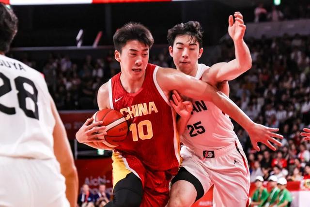 中国男篮接连不敌日本，短板早已暴露无遗
接连两次对阵日本男篮的失利，绝非赛场一时的手感低迷所致，深层的问题早已藏在队伍的日常打法与人才建设之中。谁能想到，坐拥身高优势的中国男篮，会在篮板争夺上落入下风？赛场上随处可见队员卡位松懈、拼抢消极的状态，日本球员凭借积极的冲