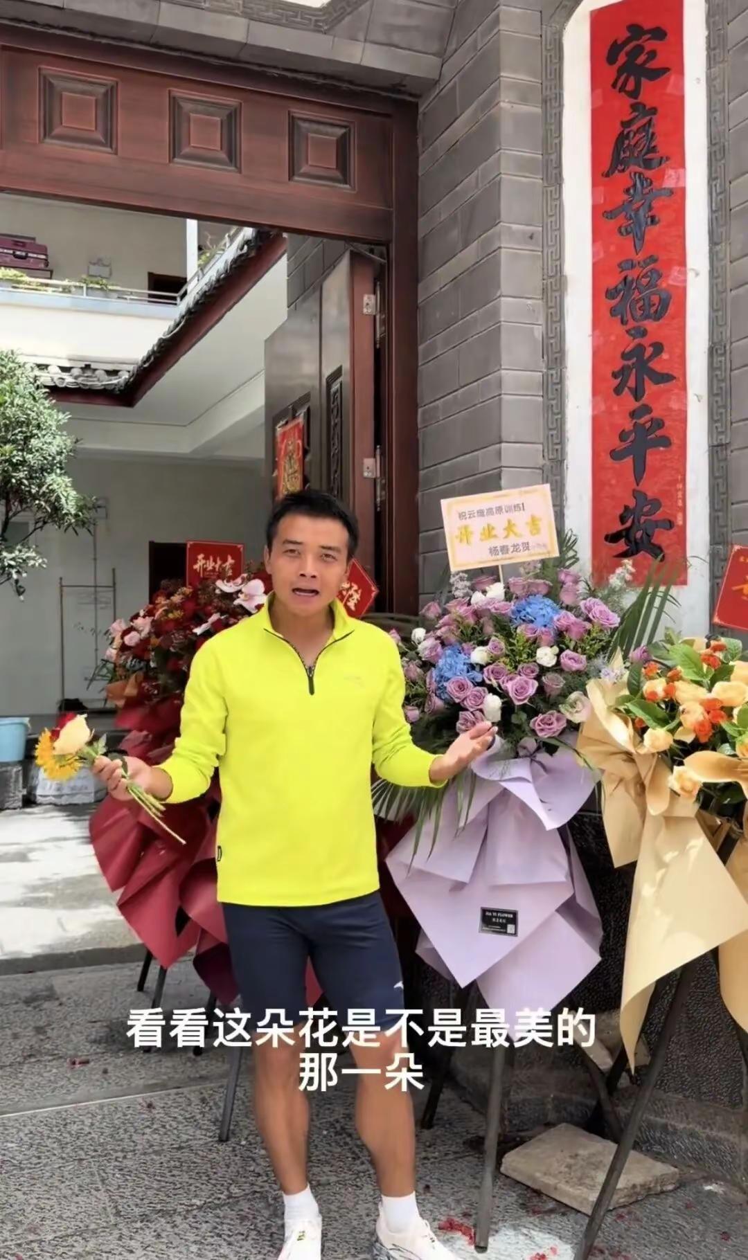 牛来！杨春龙祝贺杨克古锦标赛夺冠今天刷到一条杨春龙的视频，他拿着一个牛头送给杨克古，一直喊牛来、牛来！祝贺对方在全国锦标赛夺冠。春龙确实是会玩梗的，最近一个叫《牛来》的电影，因制作粗糙反向出圈，在国内掀起一波热潮，各大社交媒体，都是各种关于“牛来”的梗。杨春龙拿着牛头喊着牛来，把它送给杨克古，庆祝他